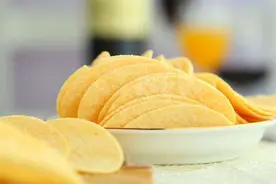 薯片掉在地上还能吃？真的有人拿去做实验？结果出人意料图片