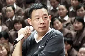 “商业鬼才”于东来，马云刘强东都来请教，怪不得老板这么会赚钱图片
