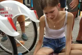 外国女孩没钱买狗坐地上大哭，中国大爷成人之美图片