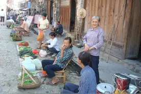 广东富婆有多低调？租户路边买菜后惊叹：房东你怎么在这里卖菜？图片