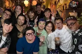 庾澄庆带老婆见恩师，张嘉欣难得露面，紧靠哈林脸上写满幸福图片