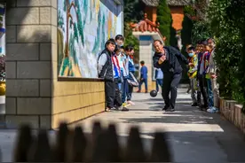 “机器猫”老师：为农村小孩发明上万件体育器材图片