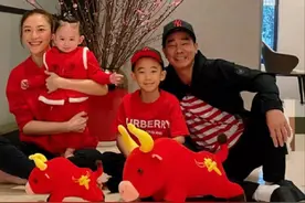 陈小春晒全家福贺新年，二胎儿子正脸首曝光，和哥哥长得超像图片