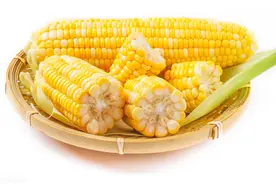 原来玉米身上有个小开关，剪刀转一转，玉米粒轻松剥落，简单实用图片