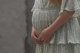 00后女孩怀孕5个月男友失踪，奶奶哭诉：吃过一次亏，这次又上当图片