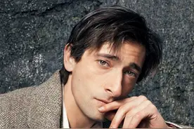 迷恋中国文化，跑到中国办画展，佛系奥斯卡影帝阿德里安·布劳迪图片