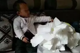 “忍住，亲生的”！熊孩子捣乱组图火了，宝妈们有苦说不出图片