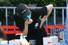 迪丽热巴三亚做核酸被偶遇，吓到蹲在地上，被曝将拿着花瓶走红毯图片