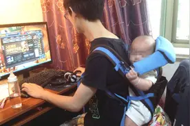 奶爸睡到一半转向宝宝，伸手试探孩子呼吸：虚惊一场，还好娃活着图片