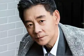 玩金条长大，住北京3环四合院，儿子年收入10亿，74岁他还在拍戏图片