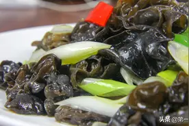 葱爆黑木耳这样做，和凉拌菜一样清淡，口味香脆，香味扑鼻图片