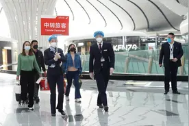 北京大兴机场迎来“中转联程”第一人图片