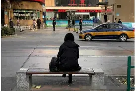 女子马路中间拦车砸车，脱衣追打路人，如何评价女子的行为？图片