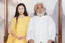 张纪中小31岁娇妻，穿旗袍秀美照，自带中式自然风的古典之美图片