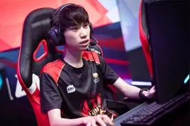 Doinb和小花生双排巧遇走A怪：他怎么一直都是这样，心态这么烂图片