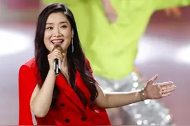 玲花的“河马腿”真直，穿大红连衣裙秀身材，意外凹出高级感图片