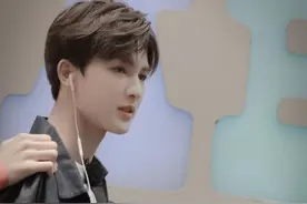 朱正廷的红色格子背心太好看了，女生也想拥有图片