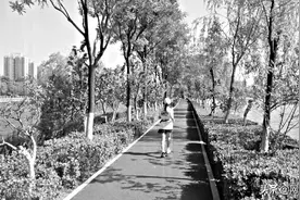 有健身小程序，有测心率机器，还有健身排行榜，省城汾河公园健身智慧步道，跑友们的打卡必到地图片