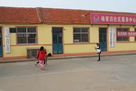 齐鲁洪哥实景拍摄山东海阳杨家泊社区小孩打羽毛球（2014年4月）图片