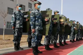 劈、戳、撩、抡、扫，空军警卫兵的警棍盾牌操来了！图片