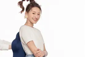 亮相美国纳斯达克 脊态用颜值与实力为中国青年撑腰图片