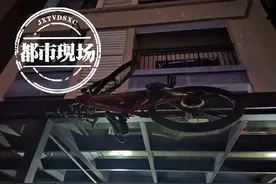 凌晨2点，赣州女子和男友吵架后竟从9楼扔下一辆自行车图片