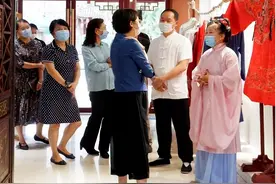 成都市副市长刘筱柳及武侯区区长林丽一行到武侯区视察汉服行业情况图片