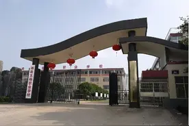 不去不给毕业证？湖南一职校要求学生进厂打工，每天工作十几个小时图片