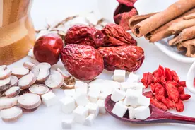 “妇科圣药”乌鸡白凤丸除了治疗痛经，还有4种妙用，附服用禁忌图片