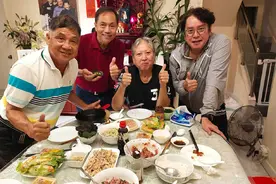 68岁洪金宝亲自下厨招待老友，合影留念时，全家福曝光了图片