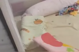 广东一妈妈进房间查看宝宝，发现床上没有踪影，镜头一转瞬间笑喷图片