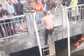 四川资阳：奇葩男子与朋友打赌跳河 自己身亡 朋友却毫发无伤！视频封面