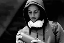 扣篮失败合集，库里挂在筐上连续补篮两次不进是真的骚视频封面