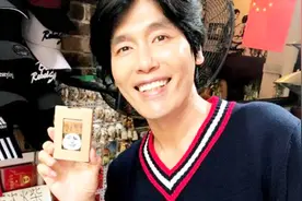 金馆长遇本人表情包火柴盒，网友调侃：确认过眼神是同一人！视频封面