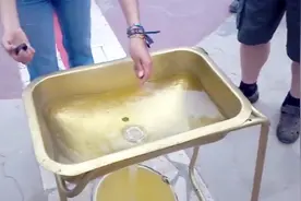 赤道上的水流没有旋涡，南北半球水流的旋涡是相反的，为什么呢？