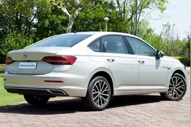 比速腾还大！朗逸PLUS正式亮相，颜值高，空间大，面子更足