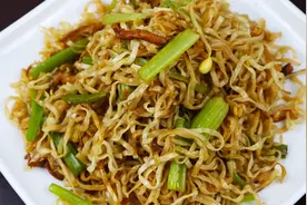 这才是炒面条最正宗的做法，不过水，味道超赞，喜欢面食的看过来