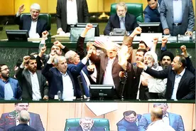 伊朗议员烧美国国旗抗议特朗普，议长警告“小心走火”烧了楼！