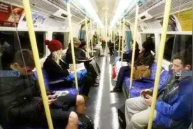 为什么外国人坐地铁从来不玩手机？看完真心为中国骄傲视频封面