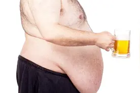 喝啤酒是不是很涨肚子？倒酒时这样去倒，让你实现啤酒随意灌！视频封面