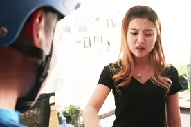 送餐迟到美女要退餐外卖哥一脸无奈，饭店老板太有爱了，感动视频封面