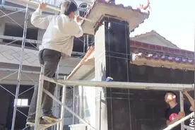 农村小伙新房建成，围墙粉刷成黑色很特别，师傅说这工序必不可少视频封面