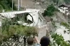 四川茂县：因大雨造成河水上涨 致路基垮塌道路中断视频封面