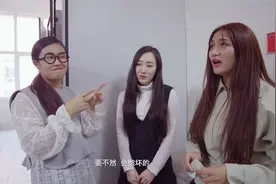 美女校花瞧不起小伙，小伙开来豪车后，校花态度大转变视频封面