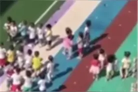 广州一幼儿园教师粗鲁推搡多名幼童 园方：涉事老师已被停职图片