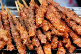 自己烤羊肉和烤肉店烤的有什么区别？为什么自己烤的总嚼不烂？视频封面