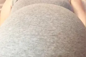 孕期36周双胞胎宝宝的大幅度胎动，肚子左摇右晃看起来好神奇！视频封面