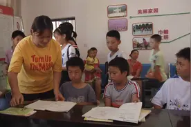 厉害！大二学生暑假回村办起辅导班！33名留守儿童在这乐开了花！视频封面