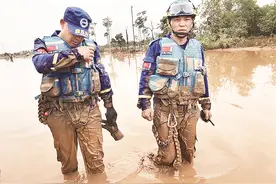 沧州志愿者抵老挝救援后续：救出9名灾民，每天泥浆排查七八小时图片