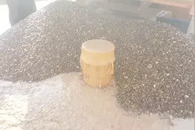 深钻井打到地下水，拉了一车石子来填，这是什么操作？视频封面